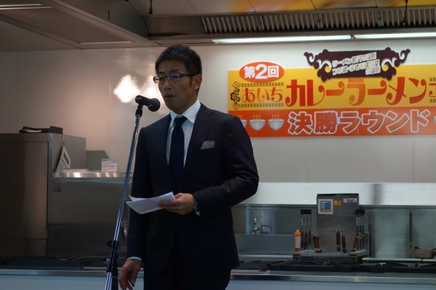 「オリエンタルカレー」のイベントで挨拶をする星野益八郎(オリエンタル星野益八郎オフィシャルサイトより)