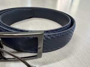 レザーベルトに施されたカーボン柄